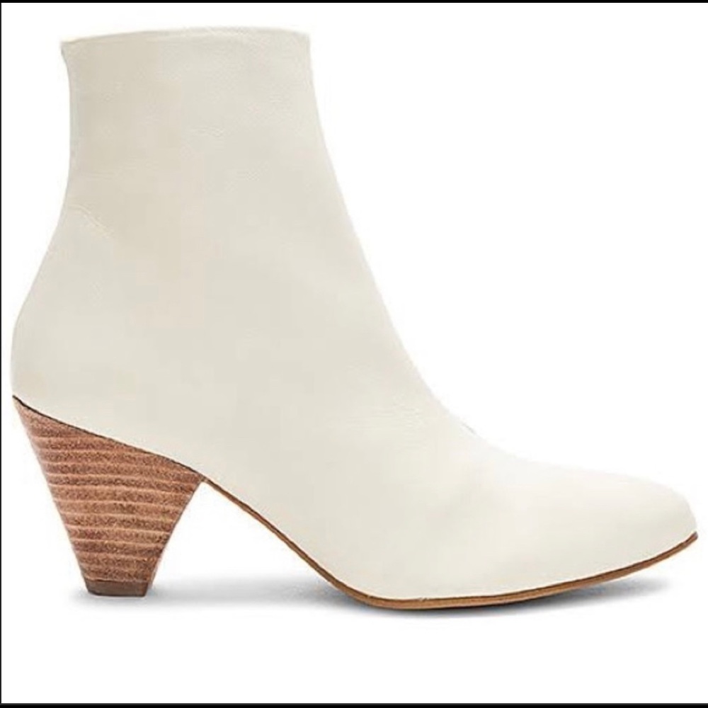 Ivory Off White Booties with side zippers. Size 7